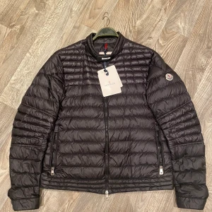 Moncler Kavir  - WTS, Moncler kavir giubbotto  TG 4 Cond: Flawless Bin 4500  Finns i göteborg, kan även mötas upp! Mvh Linus