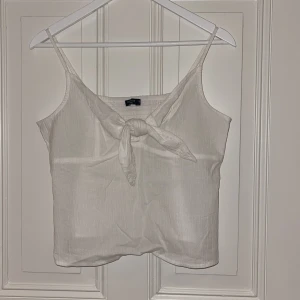 Vit topp - Vit topp med detalj där fram från Cotton On, storlek M, 50kr+frakt