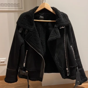 Jacka - Snygg jacka från Zara, i fint skick, men säljer då jag inte använder den. Storlek L, men väldigt liten i storlek, passar mig som vanligt vis har XS/S