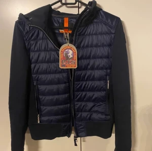 Parajumper  - Säljer min fina parajumper jacka då den it passar mig, den är (äkta).Storlek xs men sitter fint också om man har storlek s. Ny pris 3200.