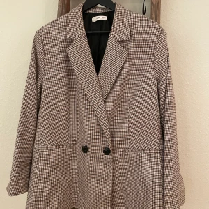 Oversize kavaj - Snygg kavaj. Kostade 800kr ny och säljer den pga råkade beställa 2, så denna är oanvönd 