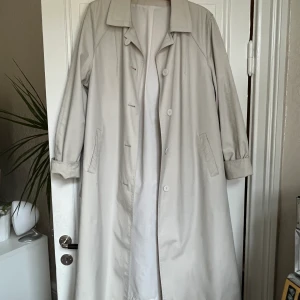 Kappa vintage - Sjukt snygg ljusbeige kappa köpt vintage, storlek 44, någon storlek för stor för mig som är 162cm lång, några få ”svarta märken” men går bort i tvätt