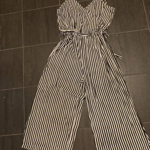 Blåvitrandig jumpsuit - Säljer då den blivit för stor för mig. Bra skick, köparen står för frakt. 