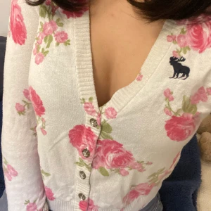 Kort abercrombie & fitch kofta🥰 - Väldigt fin blommig abercrombie & fitch kofta med vackra kristall knappar😍 OBS - knapparna går ej att öppna (är insydda)