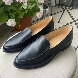 Royal Republiq skor - Helt oanvända äkta royal republiq skor, i storlek 37. Fick dem av syrran som jobbade på cc-shoes men säljer dem då de inte är min stil.