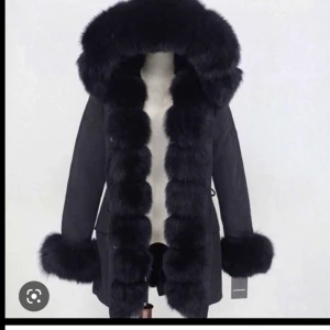 Vinterjacka - Säljer nu min varma sköna vinterjacka. Den är inköpt 2020. Den är sparsamt använd och i väldigt fint skick. Storlek L men passar även M. Nypris 3700 mitt pris 1800kr. 