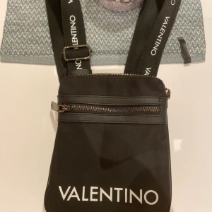 Fin valentino axelväska - Är väldigt snygg och praktiskt med många gömda fickor