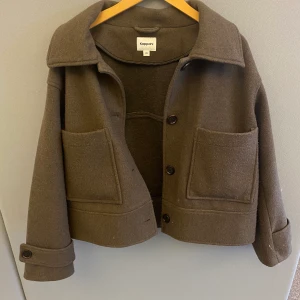 Kappahl kappa - Kappa från Kappahl i storlek M, använd några gånger annars finns det inga skador. Dock har den blivit lite nopprig då den är i polyester. Jag brukar ha S i vanliga fall, men M passade bra. 