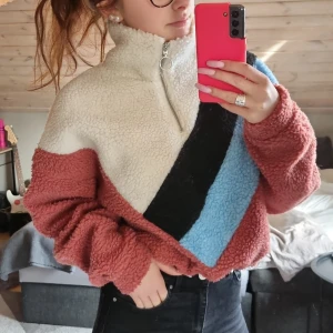 Teddy tröja - En teddy tröja jag köpte på bikbok i strl xs🧸💖 Aldrig använd! Tröjan för 50 kr plus frakten för 78kr💕