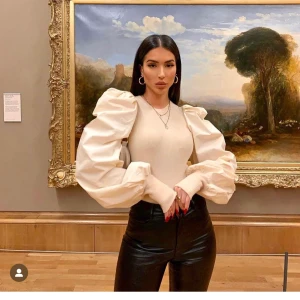 Stickad tröja med puffärmar - Helt ny stickad tröja från Misspap 