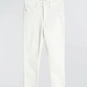 Jeans  - Vita jeans från Gina aldrig använt  Bra skick  Orginalpris 299 säljer 70 Skriv till mig om man vill ändra pris 