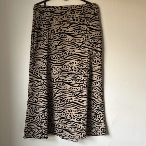 Kjol från Monki - Säljer en likadan i svart! Paketpris möjligt✨