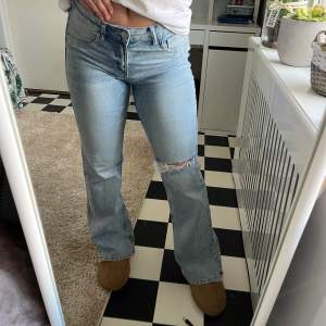 Jättesnygga lågmidjade jeans som knappt är använda då jag har andra❣️❣️ storlek 40 men passar bra på mig som brukar ha 38💓 säljer för 150kr💕