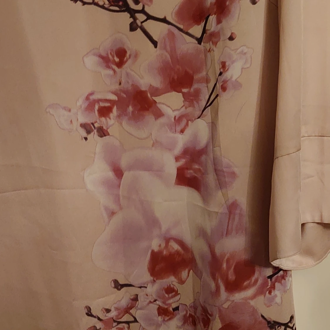 Beige klänning med blommor - 91