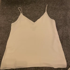 Vitt linne  - Säljer detta vita linne från hm, använt få gånger, köparen står för frakten 💞