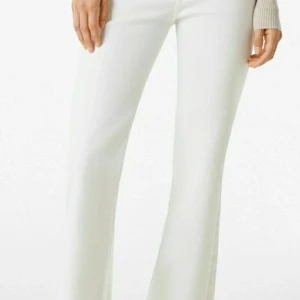 Sprit_Denim vita byxor - Skriv ifall ni vill ha flera bilder. De sitter fint på och är helt kritt vita, INTE smutsiga någonstans. (Köparen står för frakten)