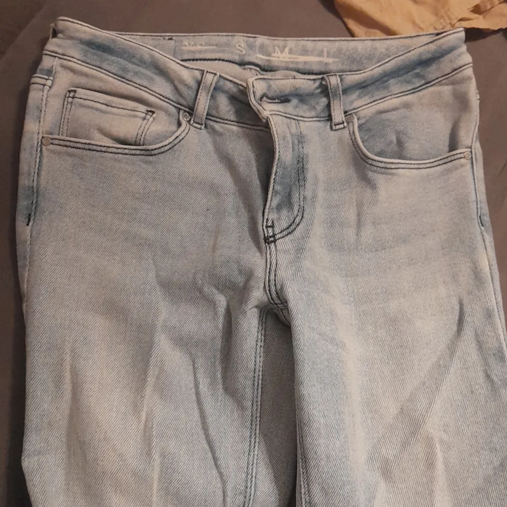 Dessa byxor är sååå himla fina på men eftersom jag har gått upp i vikt så passar dem inte så bra. Dem har använts i ungefär 3 veckor . Jeans & Byxor.
