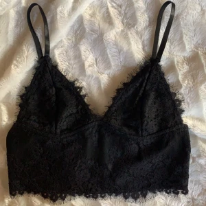 Svart bh/topp - Svart topp/bh beroende på vad man vill använda den till! Med justerbara band, aldrig använd 💞 hör av dig vid frågor 