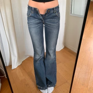 Bootcut lee jeans - Jättefina men tyvärr för små💔 är 168, midjemått:72 innerbenslängd:84 (Säljer fler lågmidjade jeans)