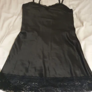 Nattlinne i siden - Nattlinne i satin/siden med spets storlek 34. Den är använd 1 gång.