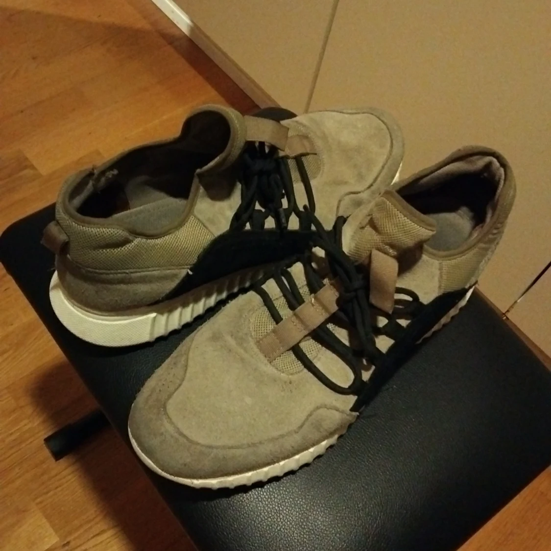 Ljusgråa Skor  - 91