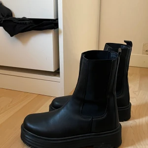 Boots svarta - Så fina svarta boots, säljer då det inte riktigt passar mig, storlek 39. Köpte de här på plick, men det är inte alls mycket använda. Från nelly