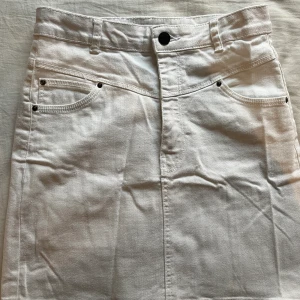 Vit Jeanskjol - Jättefin vit jeanskjol från Bershka! Använd fåtal gånger så jättefint skick. 