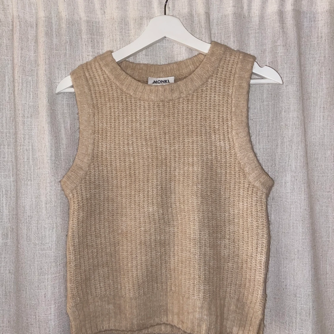 Stickad väst aldrig använd