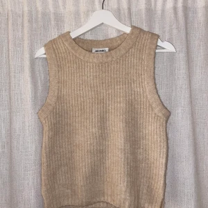 Stickad väst aldrig använd - stickad väst från monki 34, aldrig använd , croppad