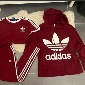 Adidas sett 3 delar xs/s  - Fint skick alla 3 delar säljs tillsammans köparen betalar frakten 
