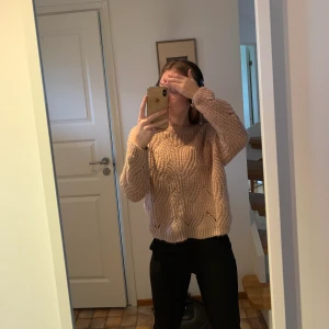 Mysig stickad tröja - Säljer denna mysiga stickade tröjan från vero moda. Sparsamt använd så väldigt fin i kvaliten. Gammelrosa färg och är i storlek S. 90 + frakt💓