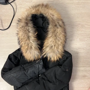 Saki päls jacka dam - Säljer min superfina vinterjacka från saki med äkta päls! Den är i nyskick och knappt kommit till använding! Storlek 36. Pris går att diskutera💞