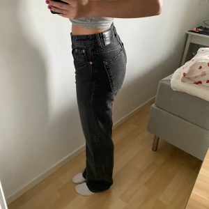 Midwaist jeans - Populära midwaist jeans från Zara i storlek 34 som är slutsålda💓🫶🏻