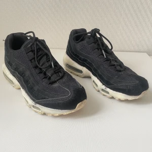 Nike air Max- pony hair  - Knappt använda Nike air Max, med svart pony hair. Lite slitage på sidorna av sulan. Stl 38,5 