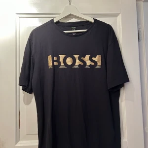 Hugo boss - Hugo boss T-shirt storlek L men passar även dig som bär M  Den är i mycket gott skick. Hämtas i Eskilstuna eller skickas mot att köpare står för frakten 