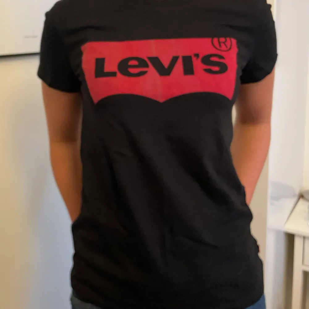 Åter igen ett bra basplagg från Levis och även detta är slitagefritt, använts mycket få gånger och är i ett utmärkt skick.  Nypris: 299kr Mitt pris:59kr. T-shirts.