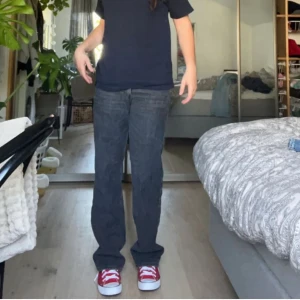 Jeans - Jättefina weekday jeans som är lågmidjade, köpta här på Plick men var tyvärr för små för mig✨ bilderna är lånade