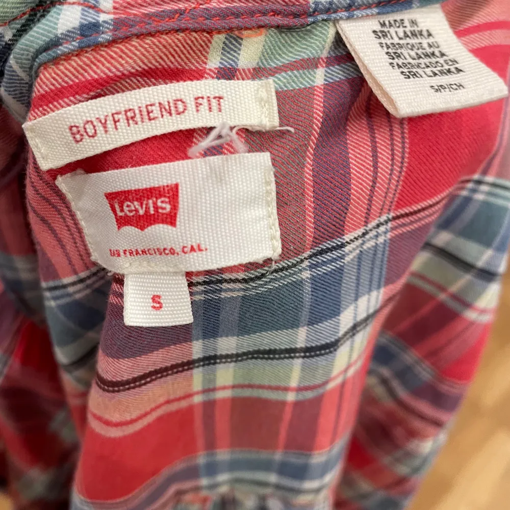 Skit snygg vintage Levis rutig skjorta 🌸 Boyfriend fit och väldigt bra skick 💕inga defekter av vad jag ser och super skön👍 skriv för bilder❤️. Skjortor.