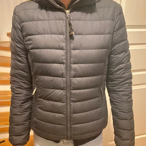 PJS jacka - Parajumper jacka i strl xs/s. Använd 2 vintrar men fortfarande i bra skick. Köptes för 3000kr. Säljer pågrund av för liten.