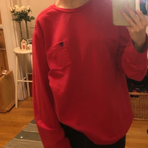 sweatshirt från timberland  - säljer min röda tröja, från timberland. köpt second hand, men i bra skick!! storleksmässigt är den L/G vilket står för large/grande 💗