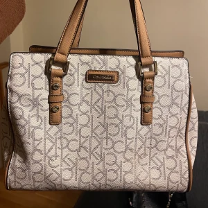 Väska  - Calvin Klein väska, välanvänd men i bra skick. 