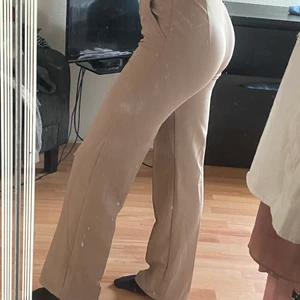 Byxor - Beigea kostymbyxor från madlady, säljer då de är för stora för mig