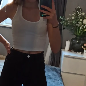 Topp - Vit sommrig topp🌼 superfin oanvänd med prislapp kvar🏷️säljs då jag råkade köpa fel storlek 💕