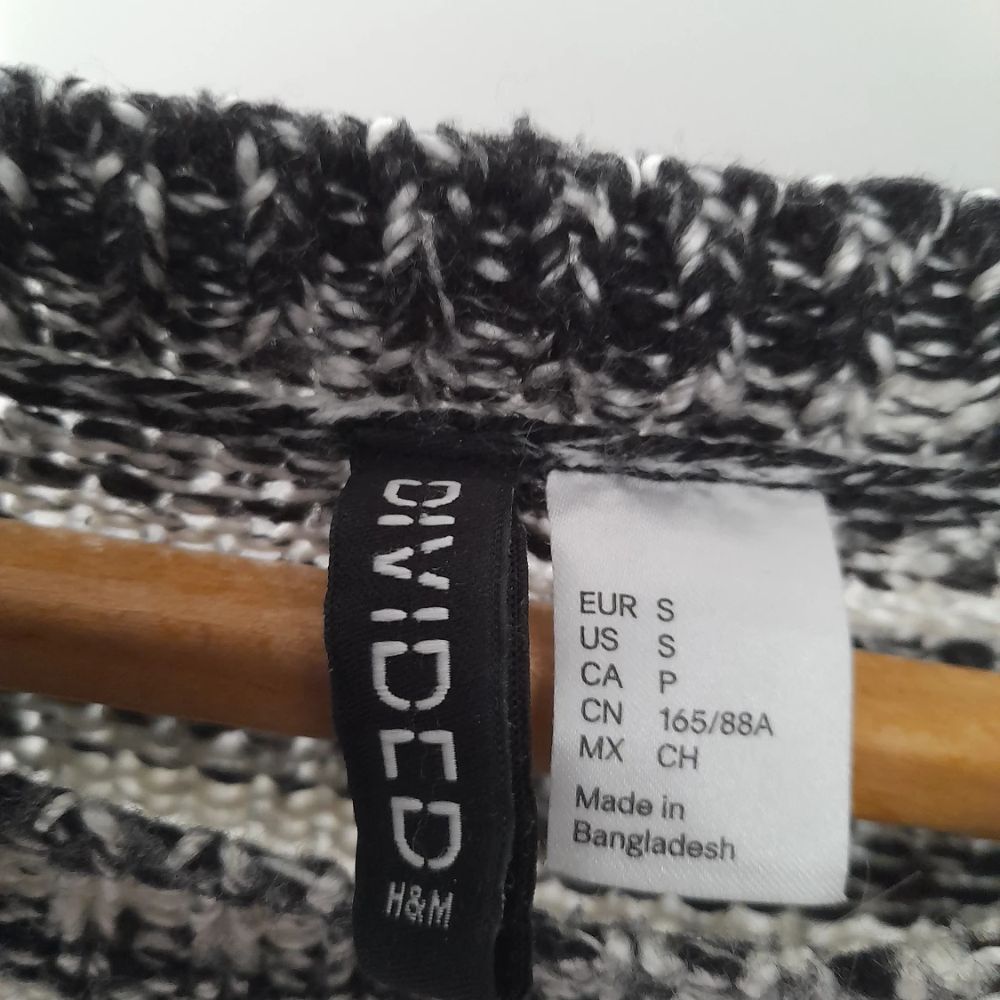 Stickad svart och vit tröja - 91