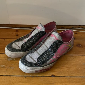 Ed Hardy slip ons - Säljer dessa supernice Ed Hardy slip ons. Sparsamt använda. Storlek 39! 