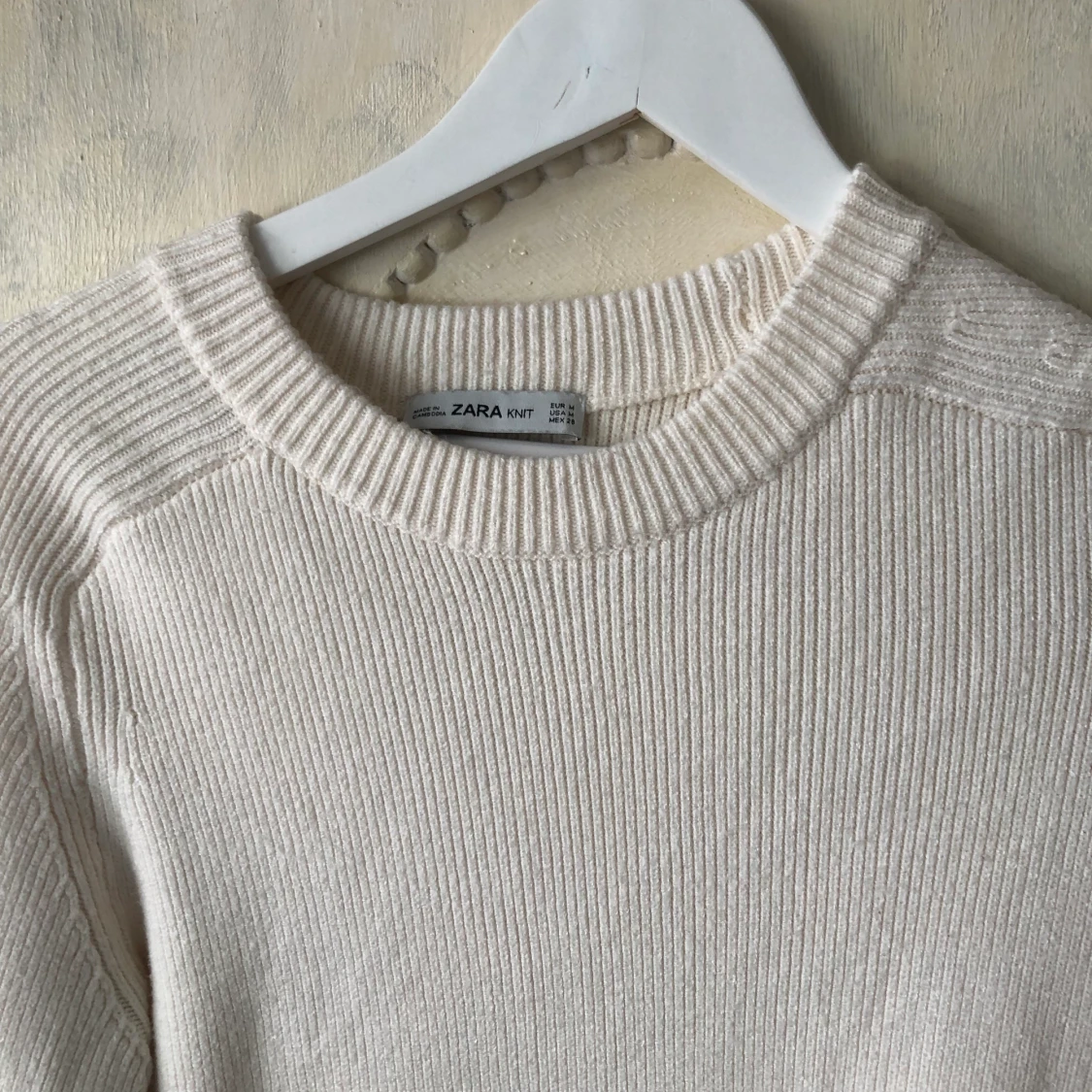 Lång vit stickad ribbad klänning - 91