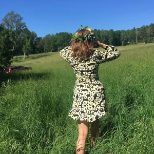 Den perfekta sommarklänningen - Blommig sommarklänning från bikbok som tyvärr inte kommer till användning.