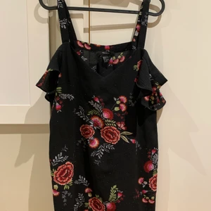 Klänning strl S - Klänning från Forever21 i storlek S. Svart med blommor, och har två ”ärmar”. Passformen är flowy och lös. Väldigt fin men behöver ett nytt hem! 💖