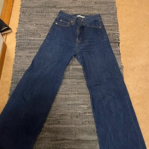 Levisjeans  - Skitsnygga levisjeans!! Säljs p.g.a försmå runt magen. Fin färg, inga märken eller skador på plagget! 