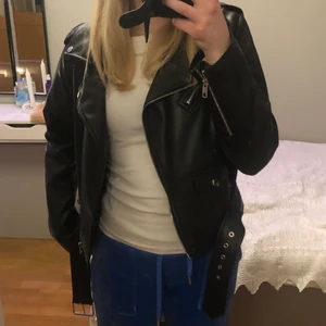 Skinnjacka  - Säljer denna skinnjacka från zara. Köpte den förra året för 600 tror jag och knappt aldrig använd. Den är i fint skick och perfekt vårjacka. Har vanligtvis runt s och den passar mig perfekt även fast den är L, skulle säga att den är liten i storlek.